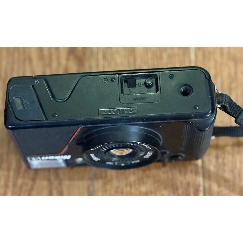 Nikon L35 AF Black 35mm Film Point & Shoot Camera ((AS IS READ DESCRIPTION ))